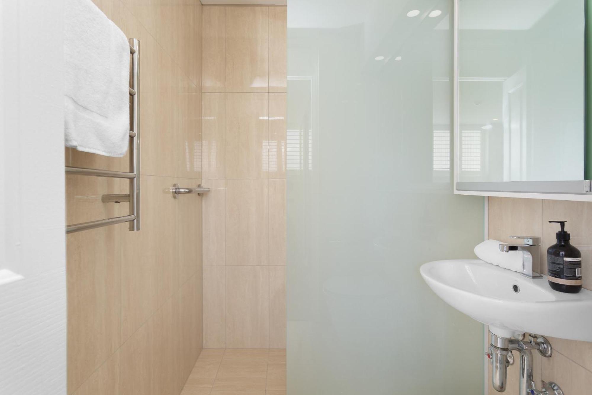 Modern Manly With Stunning Views, Pool Appartamento *